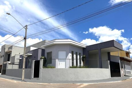 Belíssima casa de esquina, localizada no Residencial Quinta dos Vinhedos.